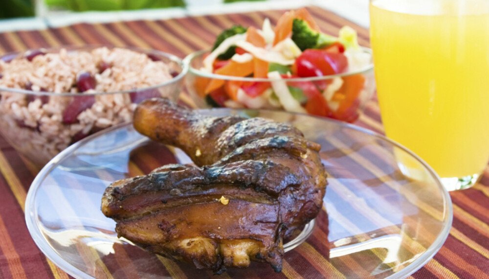 Jerk-kylling er populær gatemat over hele Jamaica.