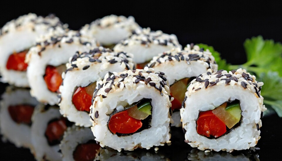 IKKE FISKENS SKYLD: Tidligere la mange skylden på fisken om de ble dårlige av sushi. Nå vet man at det langt oftere er risen folk blir syke av.