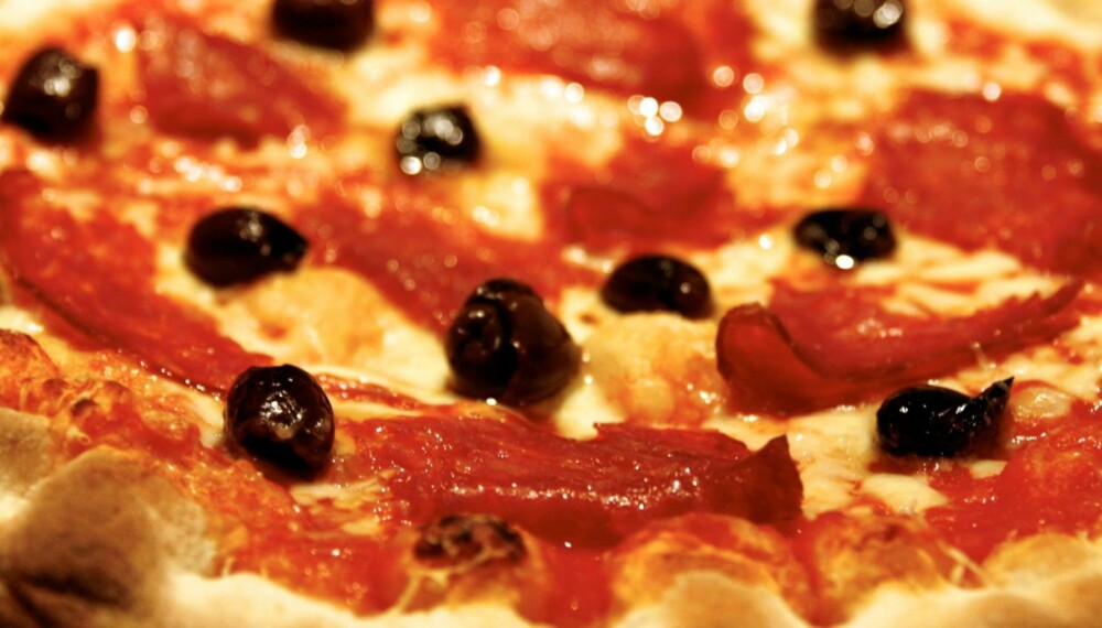 BILLIG OG GOD: ICA/Rimi Ekte italiensk Pizzabunn, her med ekstra ost, salami og oliven.