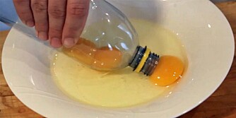 SKILLE EGGEPLOMMER OG EGGEHVITER: Det finnes en smart metode for å skille eggeplommer og eggehviter.