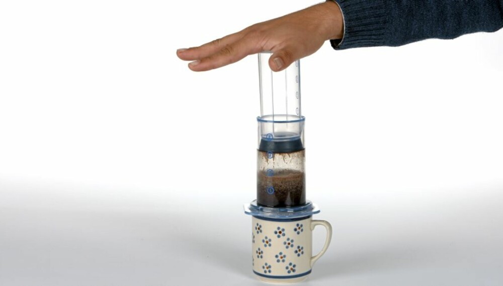 Neida, den lager ikke kaffe av luft, men luften presser vannet gjennom kaffen.