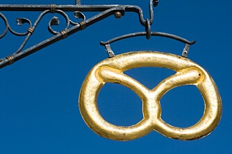 GAMMELT SYMBOL: I middelalderen ble kringlen bakernes laugsmerke. Her et skilt fra et tysk bakeri ved München. GAMMELT SYMBOL: I middelalderen ble kringlen bakernes laugsmerke. Her et skilt fra et tysk bakeri ved München.