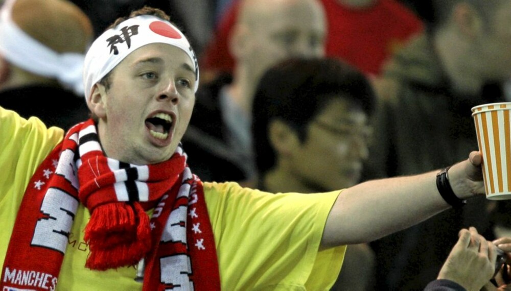 A supporter of England's Manchester United cheers prior to the final match between Manchester United and Ecuador's Liga Deportiva Universitaria Quito at the FIFA Club World Cup soccer tournament in Yokohama, Japan, Monday, Dec. 21, 2009.  (AP Photo/David Guttenfelder)