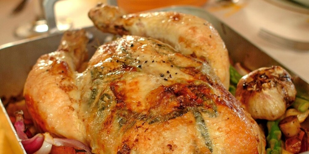 HOVEDRETT: Helstekt kylling på rotgrønnsaker er hovedretten i denne høstlige helgemenyen. Foto: Opplysningskontor Opplysningskontoret for egg og hvitt kjøtt/ Astrid Hals