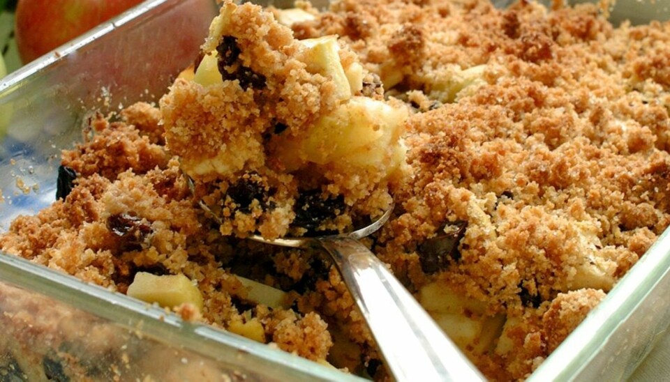 HELG: Desserten er lune epler med smuldrelokk. Foto: Opplysningskontoret for meieriprodukter/Astrid Hals.jpg