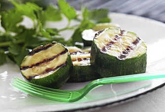 PÅ GRILLEN: Squash på grillen er godt tilbehør til grillmaten. PÅ GRILLEN: Squash på grillen er godt tilbehør til grillmaten.