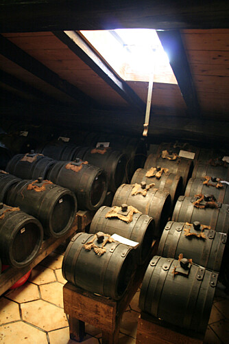 LUFTIG: i motsetning til vin som lagres i kjellere, ligger balsamicoen til lagring på luftige loft. Her fra Modena.