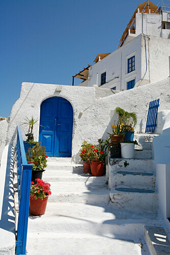 POSTKORT-STEMNING: Når besøket på tavernaen er over, er det tid for spasertur. Her fra Santorini.