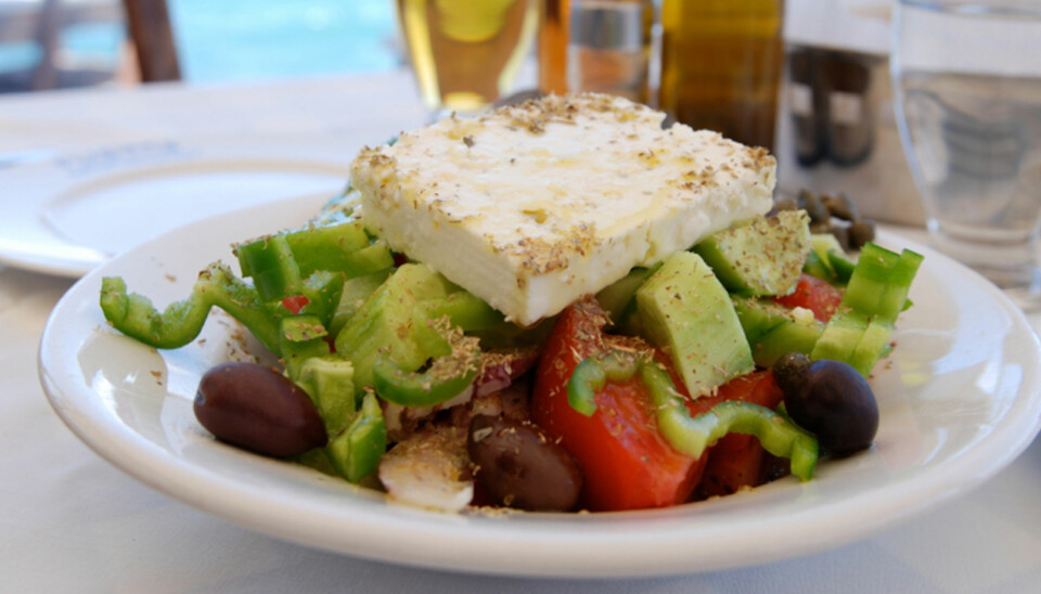 DET GODE GRESKE LIV: Gresk salat på bordet og stranden like ved. Dette er blant de store greske attraksjoner!