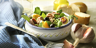 SALAT + NICE: Er lik en berømt salat fra Nice, salade nicoise. Salaten er blant de berømte rettene fra Provence.