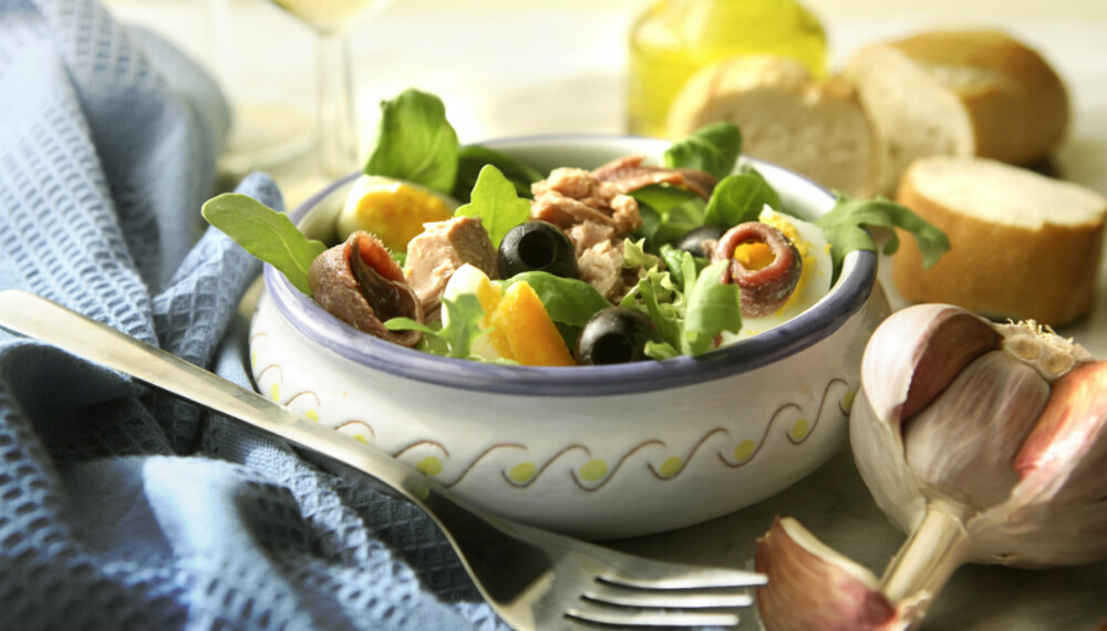 SALAT + NICE: Er lik en berømt salat fra Nice, salade nicoise. Salaten er blant de berømte rettene fra Provence.