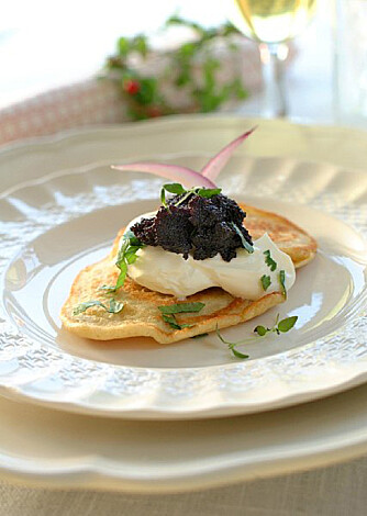 RUSSISKE: Blini servert med sort kaviar.