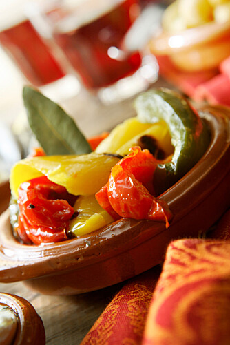 TAPASSALAT: Salat med grillet paprika, kombinert med eddik, olje og hvitløk.