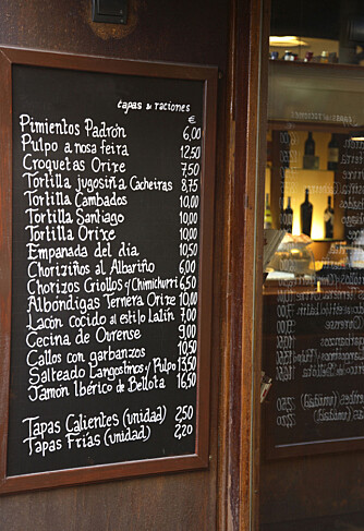 TAPASMENY: Denne tapasbaren i Madrid har litt av hvert å by den som stiger inn døren.