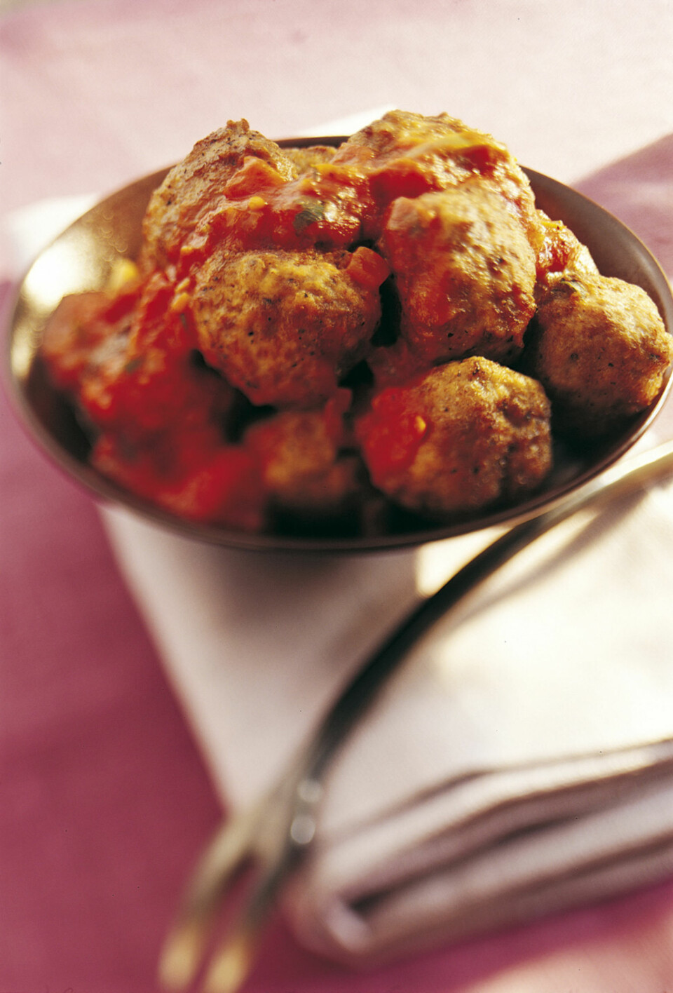 FINGERMAT: Tapasboller med tomatsaus.