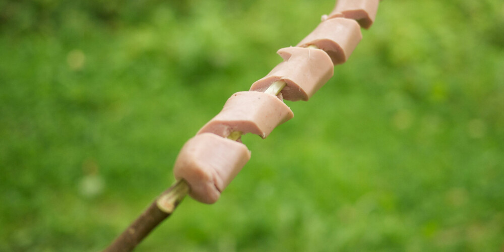 SPIRAL2: Du kan også lage spiralmønster på grillspydet som du holder over bålet. Strekk pølsa litt ut etter at du har skåret. SPIRAL2: Du kan også lage spiralmønster på grillspydet som du holder over bålet. Strekk pølsa litt ut etter at du har skåret.