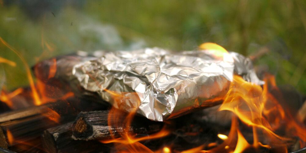 I FLAMMENE: Legger du pølsene i folie kan du legge dem i flammene på bålet.