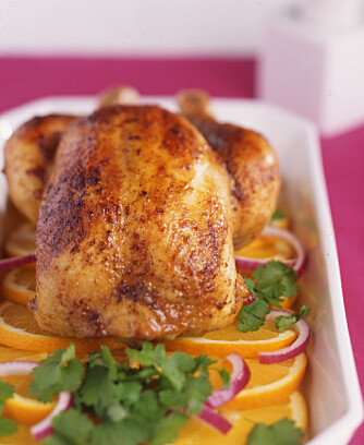 APPELSINFYLT KYLLING: Kyllingen er gnidd inn med blant annet malt koriander og chili.