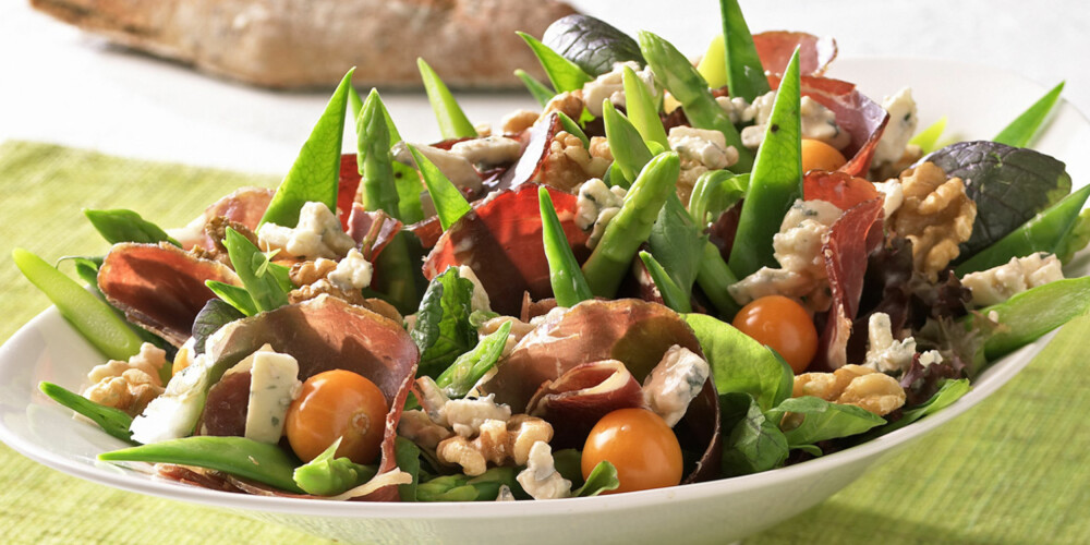 GRØNN KOMPOSISJON: Salat med fenalår og blåmuggost.