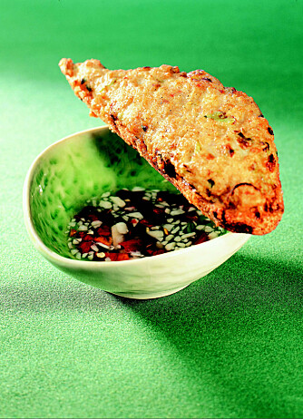 SNACKS: Vietnameserne elsker denne lille forretten, stekt scampipasta på sprøstekt franskbrød. En smakfull dippsaus følger med. SNACKS: Vietnameserne elsker denne lille forretten, stekt scampipasta på sprøstekt franskbrød. En smakfull dippsaus følger med.