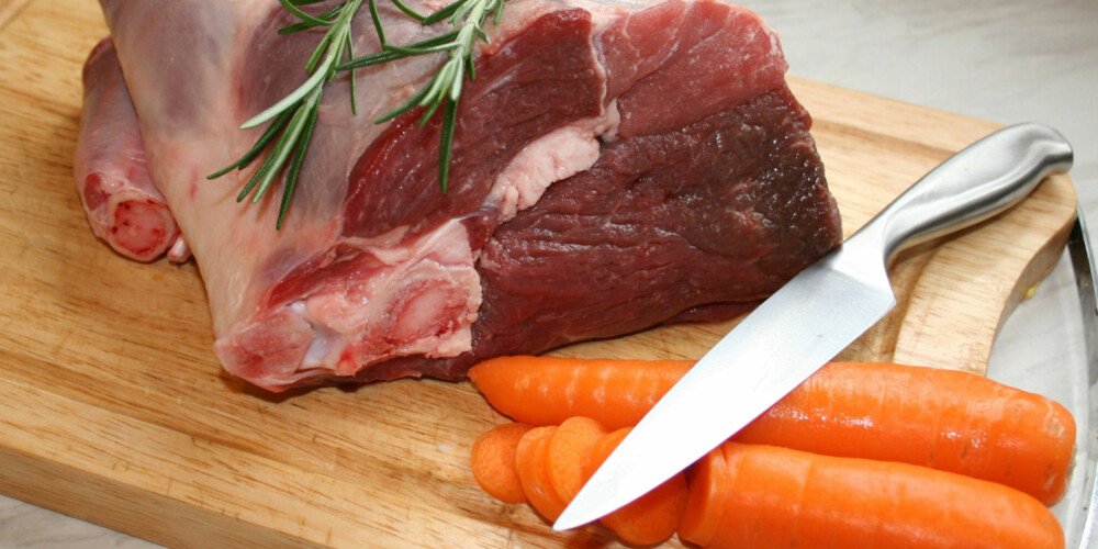 FEIL: Rått kjøtt og grønnsaker skal ikke tilberedes på samme skjærefjel.