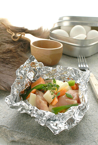 MIDDAG: Pakk inn biter av kylling, pølser eller fisk sammen med grønt og legg det på bålet. Godt brød smaker godt til. MIDDAG: Pakk inn biter av kylling, pølser eller fisk sammen med grønt og legg det på bålet. Godt brød smaker godt til.