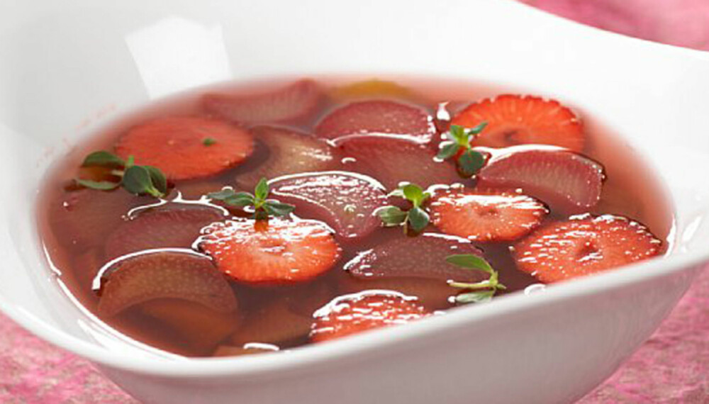 NY VRI: Rabarbraen har fått selskap av jordbær og mynte i denne forfriskende dessertsuppen.