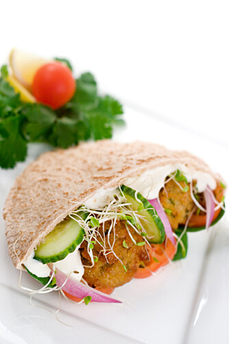 FALAFEL: Frityrstekte kaker av moste kikerter. Fylles i pitabrød, akkurat som kebab. FALAFEL: Frityrstekte kaker av moste kikerter. Fylles i pitabrød, akkurat som kebab.