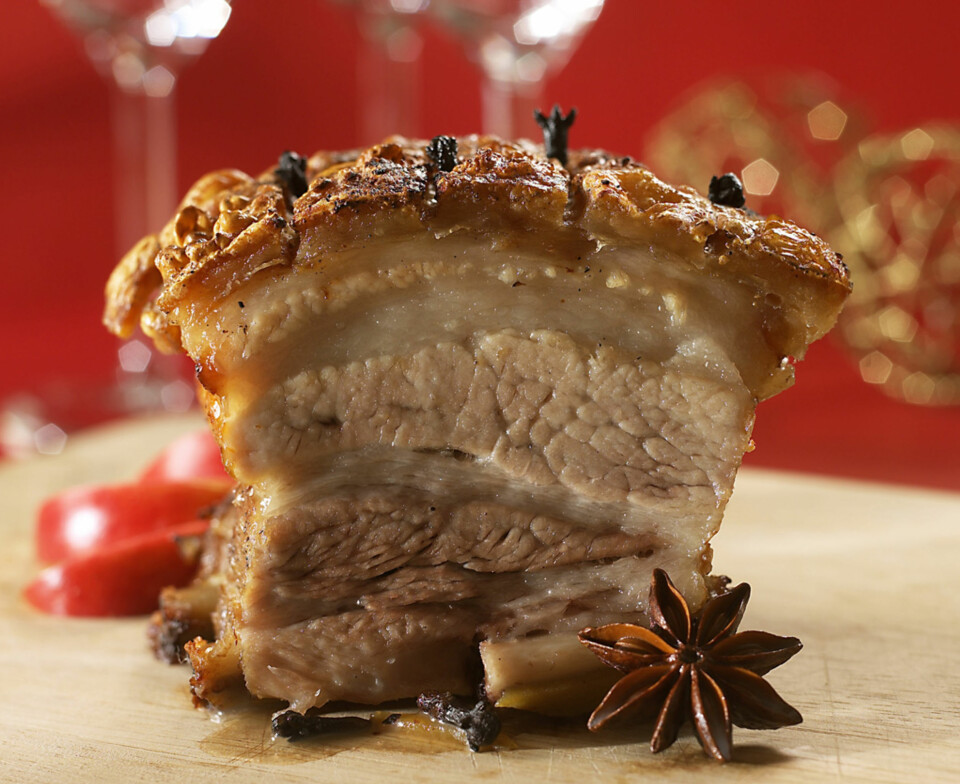 JULEKRYDRET RIBBE: Med smak av pepper, anis, nellik og ingefær. Drikk gjerne alkoholfritt juleøl dersom du ikke ønsker å drikke vanlig juleøl.