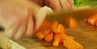 GULRØTTER: Et tynt og skarpt blad gjør det enkelt å skjære opp gulrøtter.