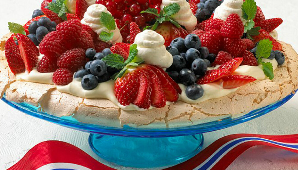 PAVLOVA: Marengskaken Pavlova pyntet i rødt, hvitt og blått. Det er denne oppskriften på Pavlova du trenger.