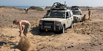 MÅ BESØKES: Mange velger flysafari når de skal besøke Skeleton Coast. Britiske prins Harry, som her spar sand, valgte en litt røffere stil.