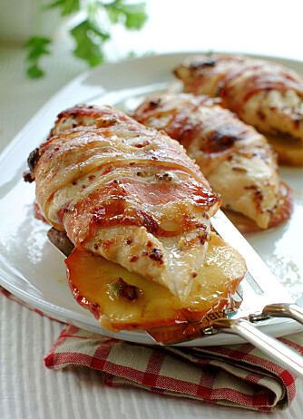 SURR RUNDT: Kyllingfilet med eple, pakket inn baconskiver.