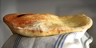 NANBRØD: Det er forbløffende enkelt å lage nanbrød hjemme. Ha full guffe på komfyren!