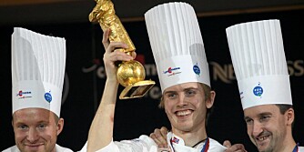 DET SMAKTE! Geir Skeie kunne heve gullpokalen i Bocuse d'Or, eller kokke-OL. Kolleger fra Sverige og Frankrike tok sølv og bronse.