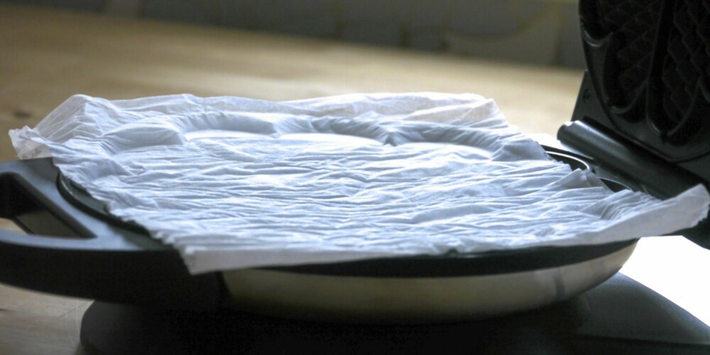 Papir: Legg et papir i mellom når du lagrer jernet.