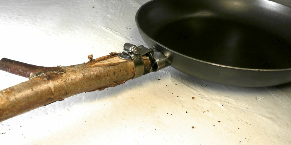 LANG ARM: Pinnen får ha funksjonen som kokkens ekstra lange arm over bålet.