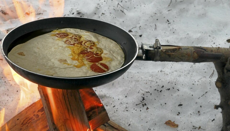 KREATIVITET: Litt ost, noen pølsebiter og en lefse er alt som skal til for å lage annerledes (men like god) turmat enn pølser i brød.