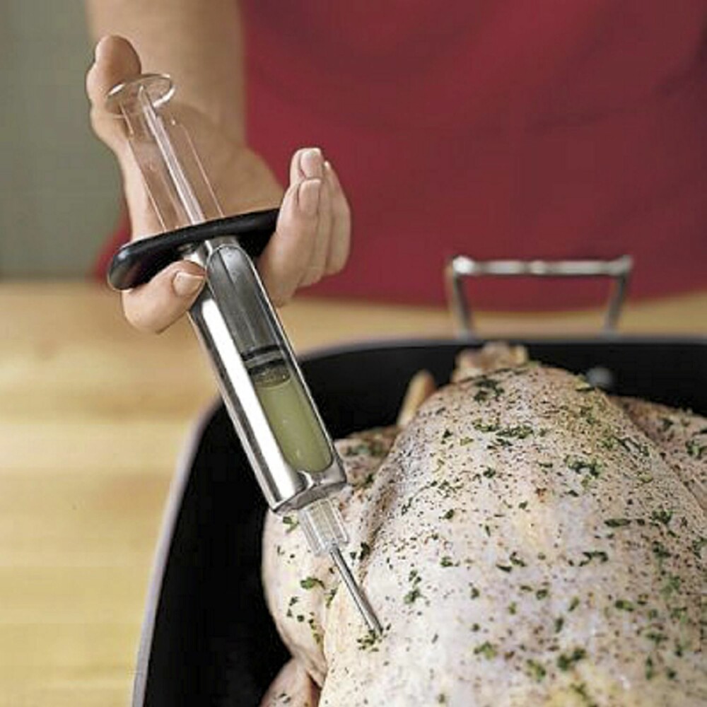 SPRØYTE: Med en matsprøyte kan du injisere kraft og smak som siver ut av steika eller kyllingen.