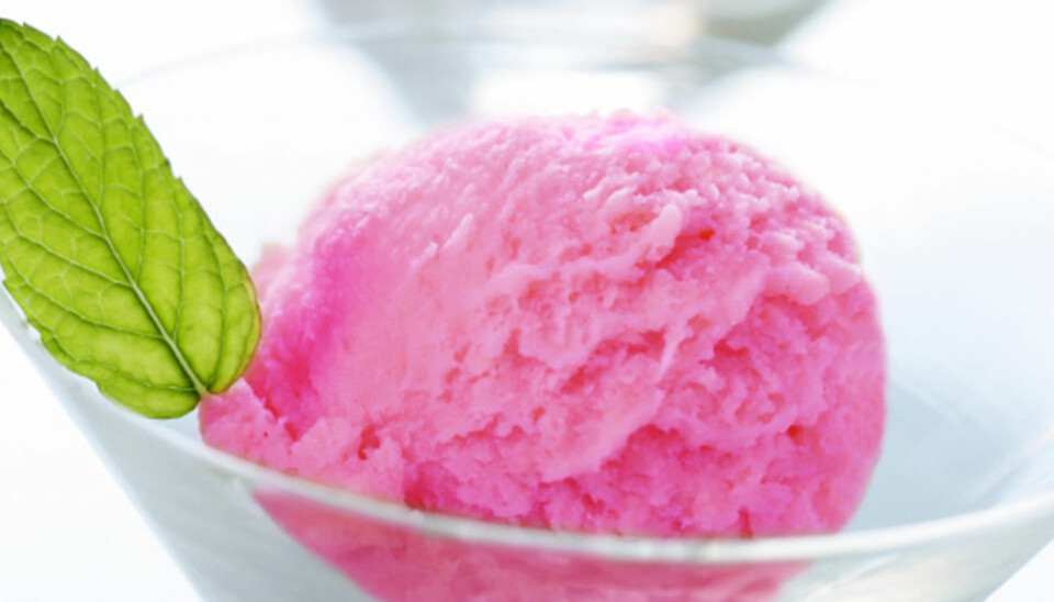 ISKALD DESSERT: Og glohete hjerter! Server sorbet av frosne bær til kjæresten.