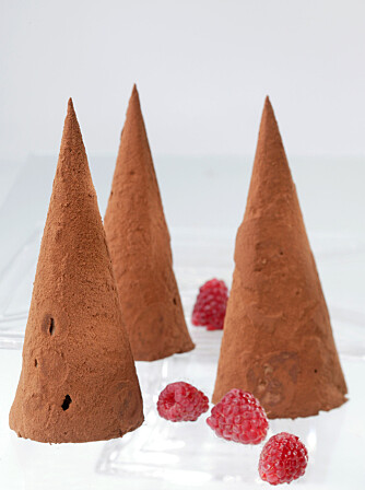 DESSERT: Sjokoladeparfait med sitruslikør. DESSERT: Sjokoladeparfait med sitruslikør.
