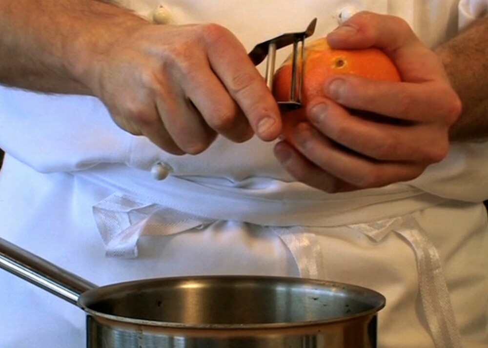 SKJÆR RIKTIG: Du skal kun bruke strimler av det ytterste oransje laget på appelsinen.