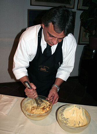 ISKREM: En kelner på en trattoria utenfor Bologna blander inn balsamico i vaniljeis.