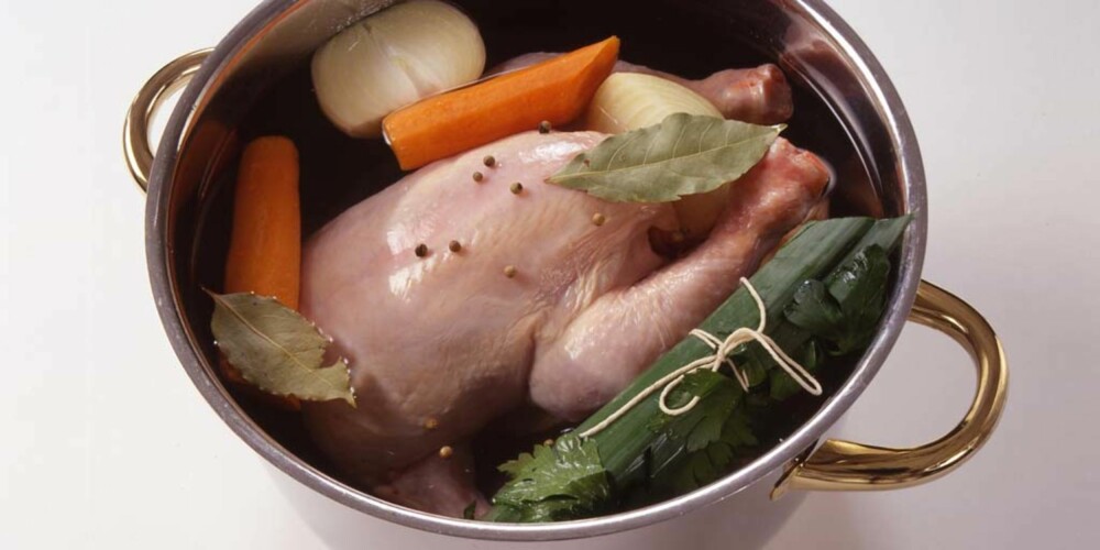 HEMMELIGHETEN: En god kraft får du ved å putte suppekvast og rotfrukter i hønas kokevann.