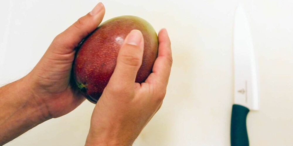 FLERE MÅTER: Det finnes flere måter å skrelle og dele opp en mango på.