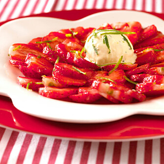 CARPACCIO: Skjær jordbærene i tynne skiver, og server med mynteparfait. En nydelig kombinasjon! CARPACCIO: Skjær jordbærene i tynne skiver, og server med mynteparfait. En nydelig kombinasjon!
