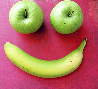 NEI: Bananer og epler er ingen god match og bør ikke ligge ved siden av hverandre. NEI: Bananer og epler er ingen god match og bør ikke ligge ved siden av hverandre.