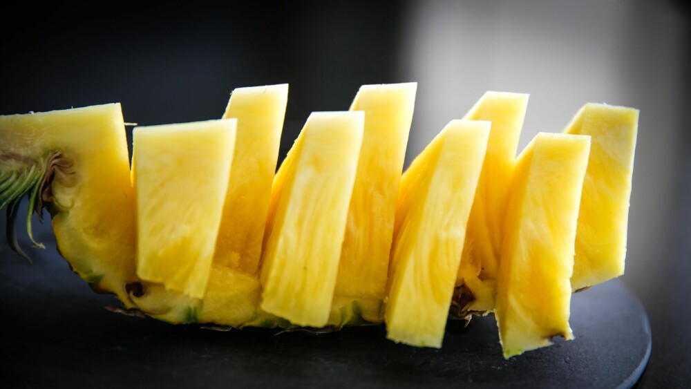 SLIK SERVERER DU ANANAS: Du kommer til å spise mer ananas etter du har sett klippet.