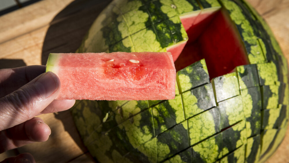HVORDAN SKJÆRE OPP EN MELON: Vannmelon skjærer du opp på denne måten som vises i videoen. Det fungerer med andre meloner også, men funker best på vannmelon.