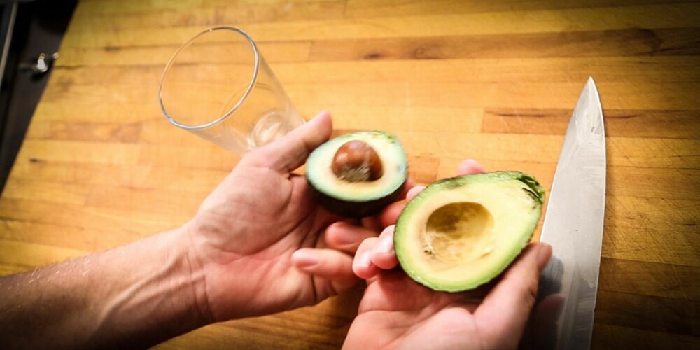 Å SKRELLE EN AVOCADO: Det skal være lett å skrelle en avocado. Se her på dette trikset bare!